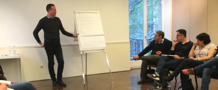 Nézzünk be a szőnyeg alá, nézzünk be a függöny mögé!