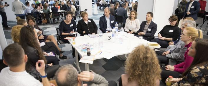 Mitől jó egy munkahelyen dolgozni, mitől működik egy csapat?